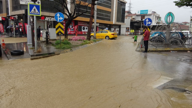 Kocaeli'de sağanak hayatı olumsuz etkiledi: Otomobiller su altında kaldı, alt geçitler göle döndü - Resim: 1