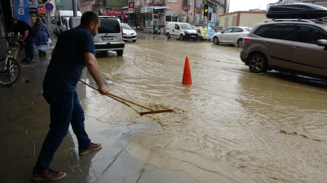 Kocaeli'de sağanak hayatı olumsuz etkiledi: Otomobiller su altında kaldı, alt geçitler göle döndü - Resim: 2