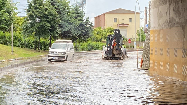 Kocaeli'de sağanak hayatı olumsuz etkiledi: Otomobiller su altında kaldı, alt geçitler göle döndü - Resim: 0
