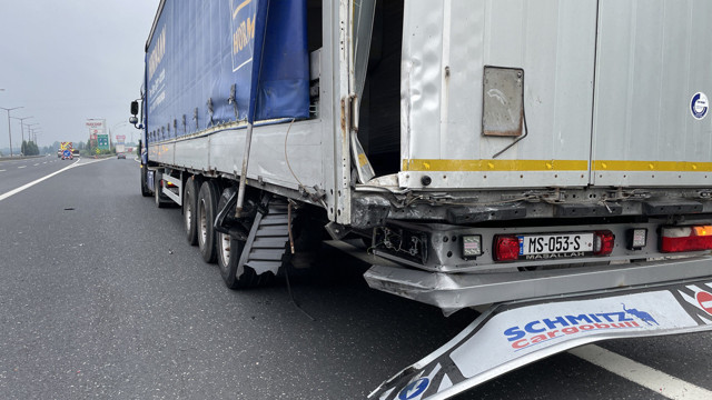 Dinlenme tesisine girmek isterken faciayı yaşadılar! Otomobil hurdaya döndü... - Resim: 0