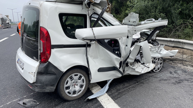 Dinlenme tesisine girmek isterken faciayı yaşadılar! Otomobil hurdaya döndü... - Resim: 1