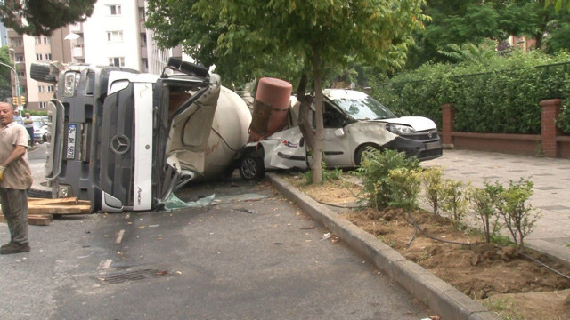 Kadıköy’de beton mikseri felaketi: 4 araç ezildi, 1 kişi yaralı - Resim: 0