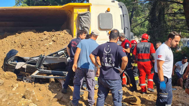 Muğla'da hafriyat yüklü kamyon minibüsün üzerine devrildi: İş adamı oracıkta can verdi - Resim: 0
