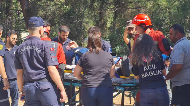 Muğla'da hafriyat yüklü kamyon minibüsün üzerine devrildi: İş adamı oracıkta can verdi - Resim: 1