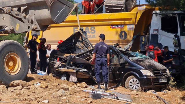 Muğla'da hafriyat yüklü kamyon minibüsün üzerine devrildi: İş adamı oracıkta can verdi - Resim: 2