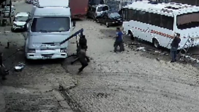 Park halindeyken harekete geçti koca tır dehşet saçtı! 2 kişi ölümden döndü, otomobillere çarparak durabildi... - Resim: 0