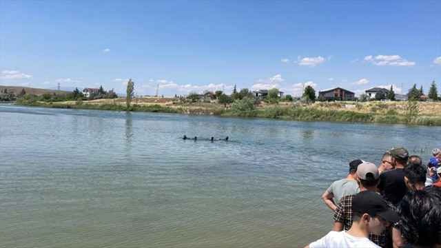 Topun peşinden giden 3 çocuk Kızılırmak'ta kayboldu! Acı haber geldi - Resim: 0
