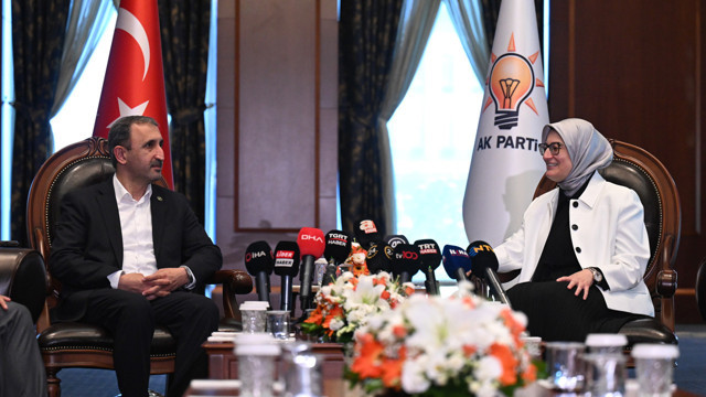 AK Parti Genel Merkezi'nde dikkat çeken görüntüler! AK Parti heyeti, CHP heyeti ile bayramlaştı - Resim: 4