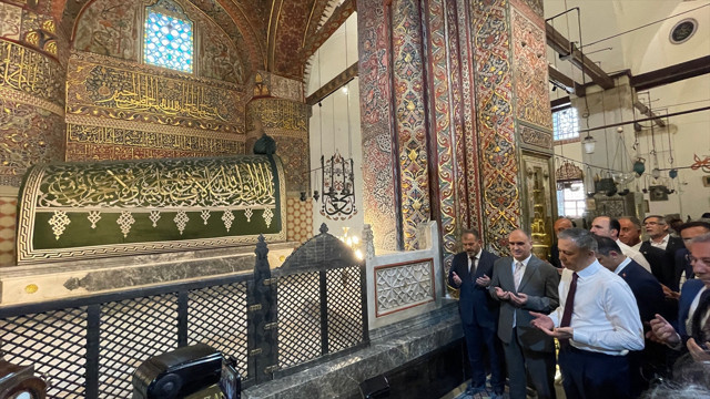 Bakan Ali Yerlikaya bayramın ikinci gününde memleketi Konya'ya geldi! Mevlana'yı ziyaret etti, vatandaşlarla bayramlaştı - Resim: 0