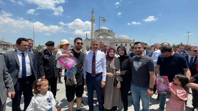 Bakan Ali Yerlikaya bayramın ikinci gününde memleketi Konya'ya geldi! Mevlana'yı ziyaret etti, vatandaşlarla bayramlaştı - Resim: 2
