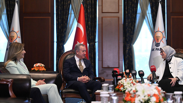 AK Parti Genel Merkezi'nde dikkat çeken görüntüler! AK Parti heyeti, CHP heyeti ile bayramlaştı - Resim: 3