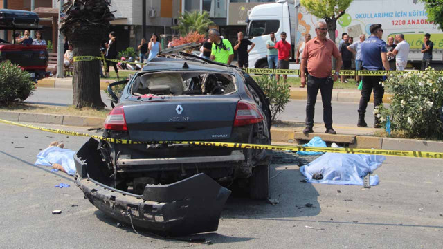 Antalya'da otomobiller kafa kafaya çarpıştı: 2 ölü, 3 yaralı - Resim: 0