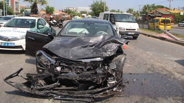 Antalya'da otomobiller kafa kafaya çarpıştı: 2 ölü, 3 yaralı - Resim: 1