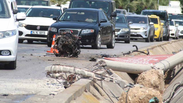 Antalya'da otomobiller kafa kafaya çarpıştı: 2 ölü, 3 yaralı - Resim: 3