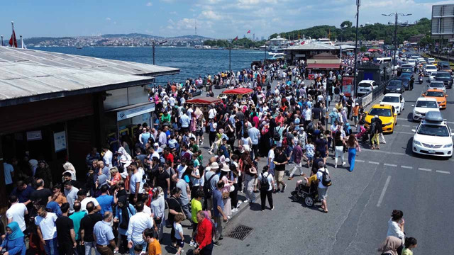 Bayramın üçüncü günü Eminönü'ne akın ettiler! İnsan seli havadan görüntülendi - Resim: 0
