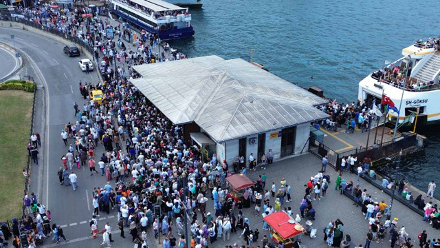 Bayramın üçüncü günü Eminönü'ne akın ettiler! İnsan seli havadan görüntülendi - Resim: 2