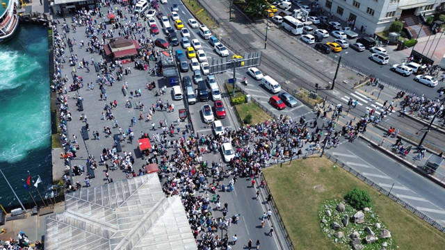 Bayramın üçüncü günü Eminönü'ne akın ettiler! İnsan seli havadan görüntülendi - Resim: 1