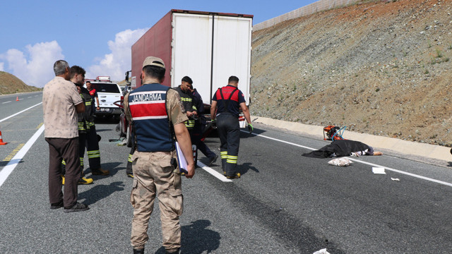 Erzincan'da feci kaza! Otomobil tırın altına girdi: Ölü ve yaralılar var - Resim: 0