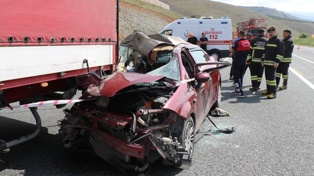 Erzincan'da feci kaza! Otomobil tırın altına girdi: Ölü ve yaralılar var - Resim: 1