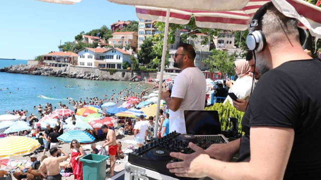 Akdeniz sahillerini aratmadı, 3 bin kişi denize akın etti - Resim: 3