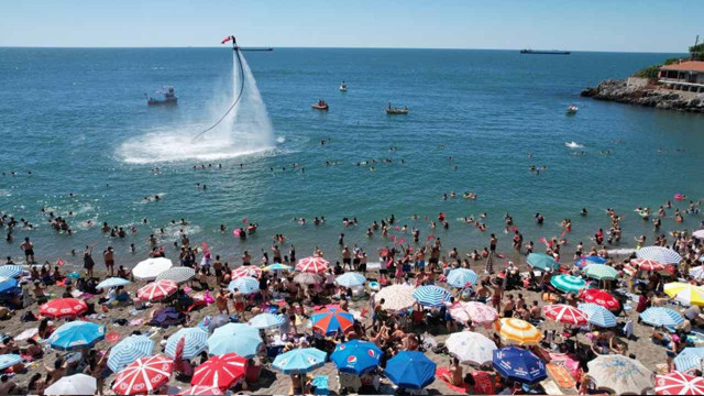 Akdeniz sahillerini aratmadı, 3 bin kişi denize akın etti - Resim: 0