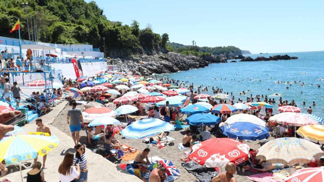 Akdeniz sahillerini aratmadı, 3 bin kişi denize akın etti - Resim: 1