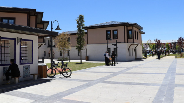 Binali Yıldırım'ın ailesiyle birlikte yaptırdığı cami açıldı! Törene CHP'li Mustafa Sarıgül de katıldı - Resim: 4