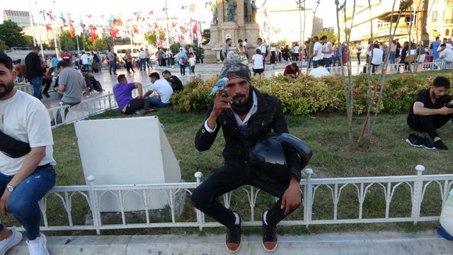 Taksim'de görenler şaşkınlığını gizleyemedi: Başında gezdirdi, ilgi odağı oldu - Resim: 2