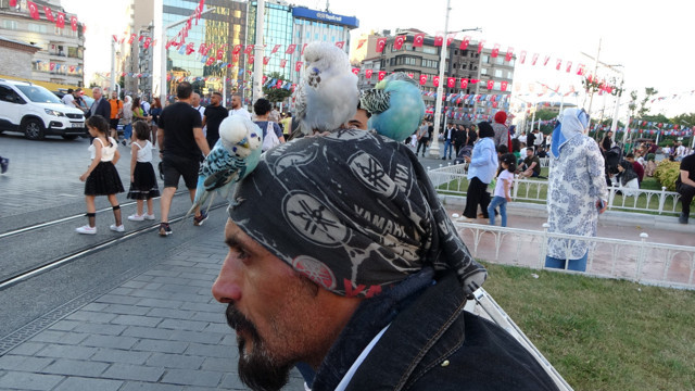 Taksim'de görenler şaşkınlığını gizleyemedi: Başında gezdirdi, ilgi odağı oldu - Resim: 0