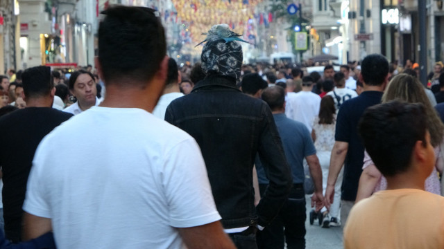 Taksim'de görenler şaşkınlığını gizleyemedi: Başında gezdirdi, ilgi odağı oldu - Resim: 1