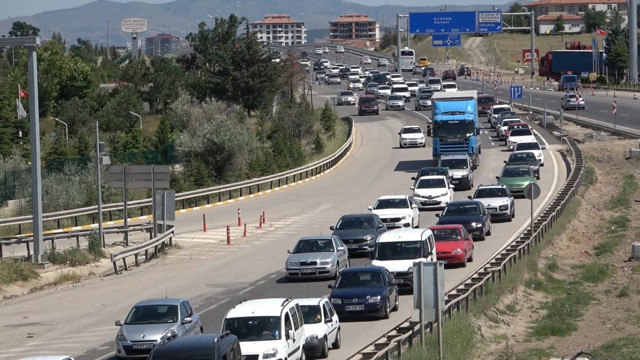 Tatilcilerin dönüş yolculuğu sürüyor: 43 ilin geçiş güzergahında trafik yoğunluğu - Resim: 0