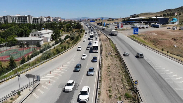 Tatilcilerin dönüş yolculuğu sürüyor: 43 ilin geçiş güzergahında trafik yoğunluğu - Resim: 1