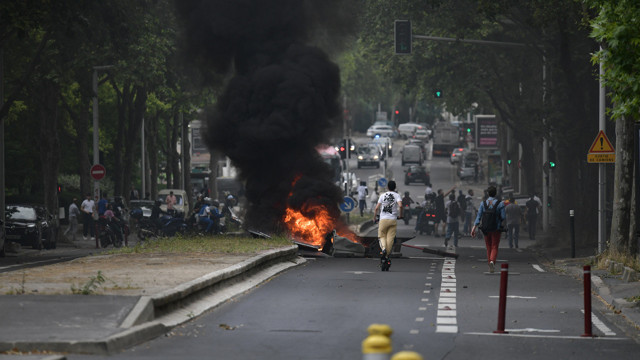 Fransa'da gerilim tırmanıyor: Her yeri yakıp yıktılar! İsyanı bastırmak için aileleri tehdit etti - Resim: 2