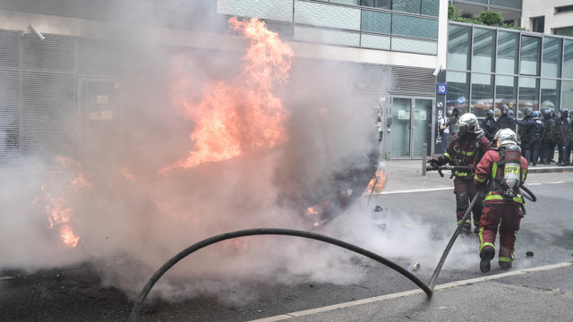 Fransa'da gerilim tırmanıyor: Her yeri yakıp yıktılar! İsyanı bastırmak için aileleri tehdit etti - Resim: 1