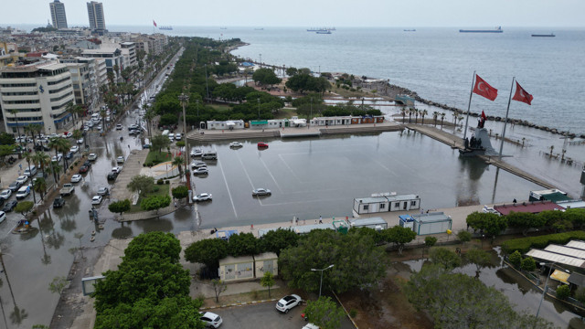 İskenderun'da sahil şeridi yine su altında kaldı - Resim: 0