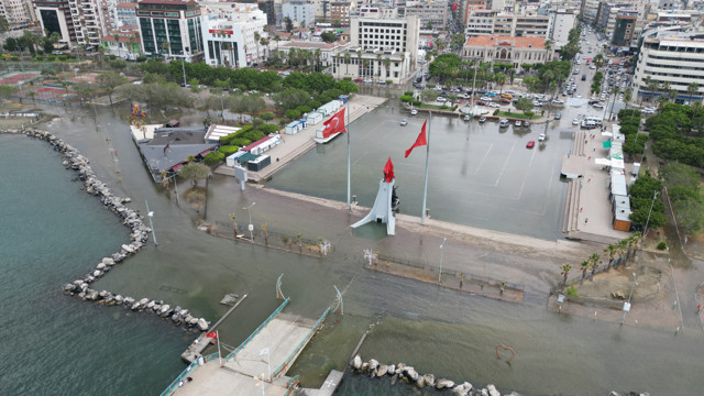 İskenderun'da sahil şeridi yine su altında kaldı - Resim: 2