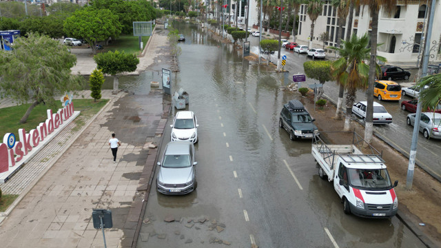 İskenderun'da sahil şeridi yine su altında kaldı - Resim: 1