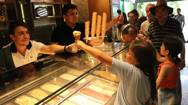 Adana'da termometreler 44 dereceyi gösterdi! Serinlemek isteyenler iki şeyi tercih etti - Resim: 1
