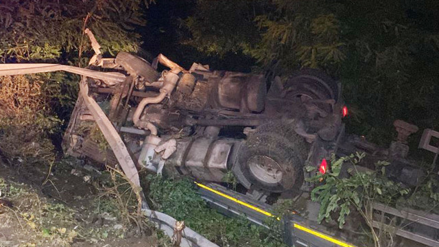 Düzce'de Tır takla attı, emniyet kemeri hayat kurtardı - Resim: 0