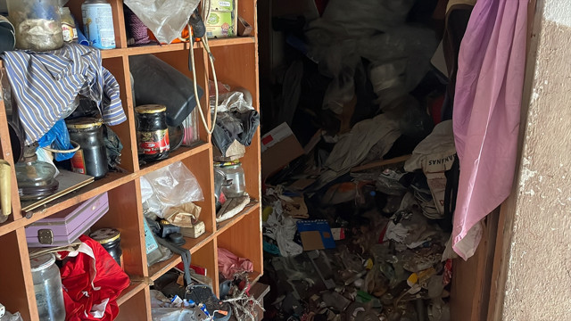 Mahalleli dayanamayıp ihbar etti, evdeki manzara şoke etti! Ekipler '3 gün sürer' diyor - Resim: 2