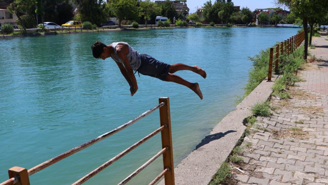 Adana sıcaktan kavruluyor! Termometreler 52 dereceyi gösterdi - Resim: 0