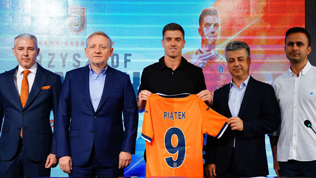 Piatek, Başakşehir'e imzayı attı! Törende flaş çıkış: Dzeko ve Icardi'ye meydan okudu - Resim: 1