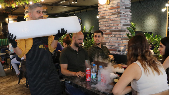 Adanalılar sıcaktan ne yapacağını şaşırdı, dönercide buzlu servis başladı - Resim: 1