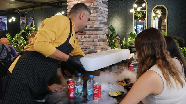 Adanalılar sıcaktan ne yapacağını şaşırdı, dönercide buzlu servis başladı - Resim: 2