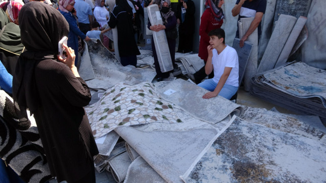 Kucaklayan bir daha bırakmadı! Birbirleriyle yarıştılar, ucuz halı satışında izdiham yaşandı - Resim: 1