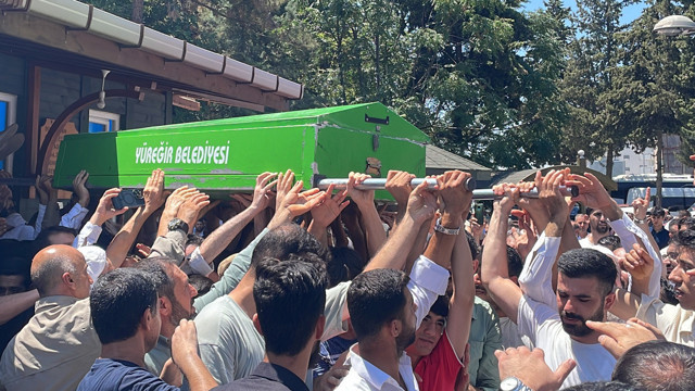 HÜDA PAR'lı Sacit Pişgin'in cenazesi defnedildi! AK Partili Ömer Çelik: Vahşi bir saldırı gerçekleşti - Resim: 0