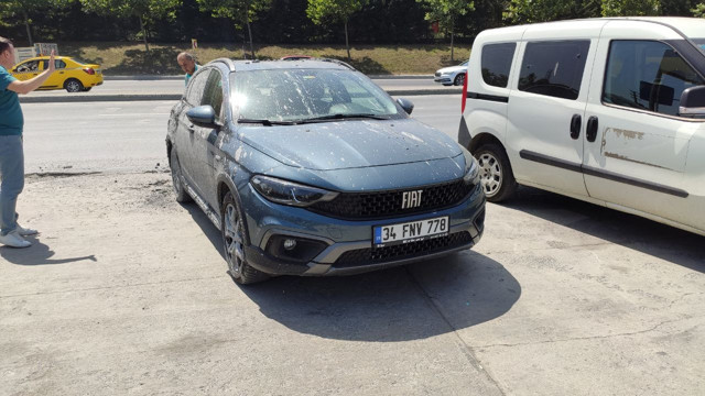 Otomobil sahibi vatandaşa büyük şok! Elleriyle temizlemeye çalıştı - Resim: 1