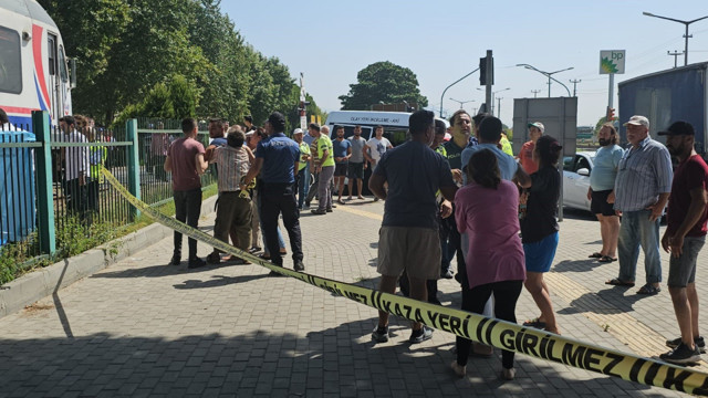 Aydın'da trenin çarptığı adam hayatını kaybetti, yakınları sinir krizleri geçirdi - Resim: 0