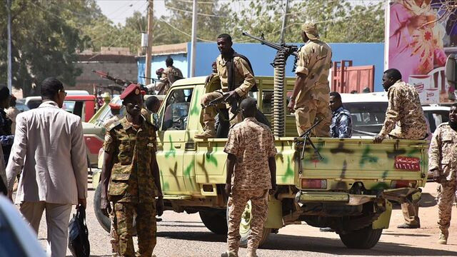 Darbe oldu! Askerler yönetimi el koydu! Sınırlar kapatıldı Cumhurbaşkanı Türkiye'de iken... - Resim: 0