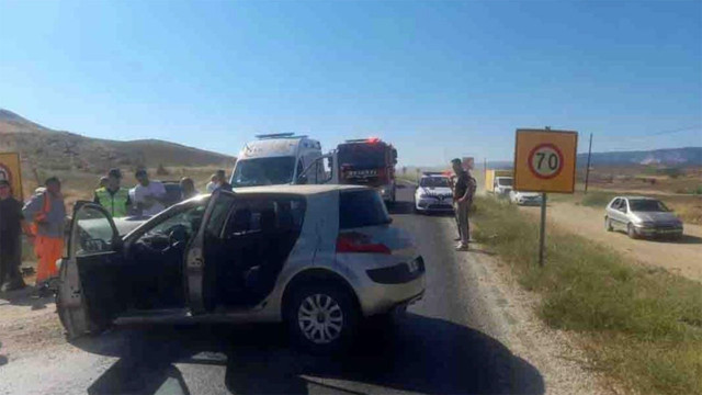 Başkentte feci kaza! İki otomobil çarpıştı: 2'si ağır 4 yaralı - Resim: 0